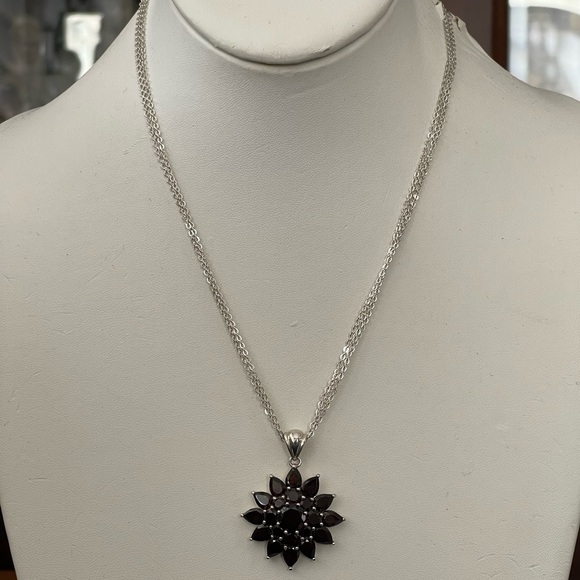 Natural garnet sunburst solid sterling silver pendant & 3 strand chain - Picture 2 of 11